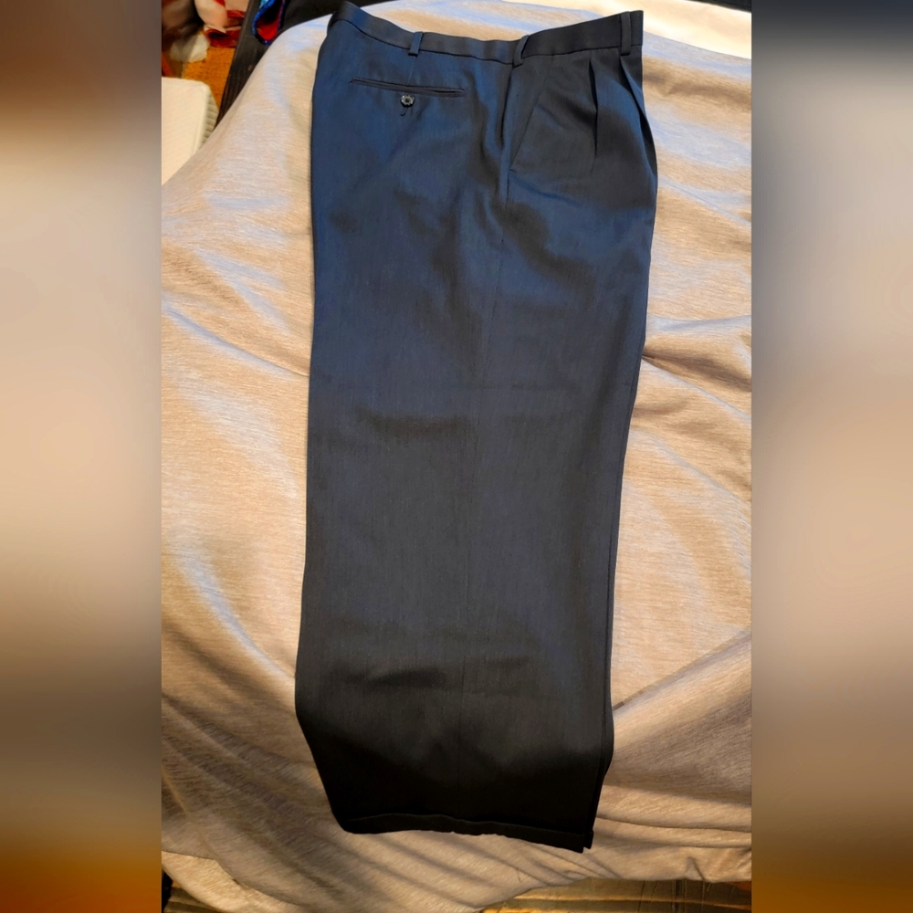 32x30 Perry Ellis Travel Luxe Dress Pants Pleated and Cuffed